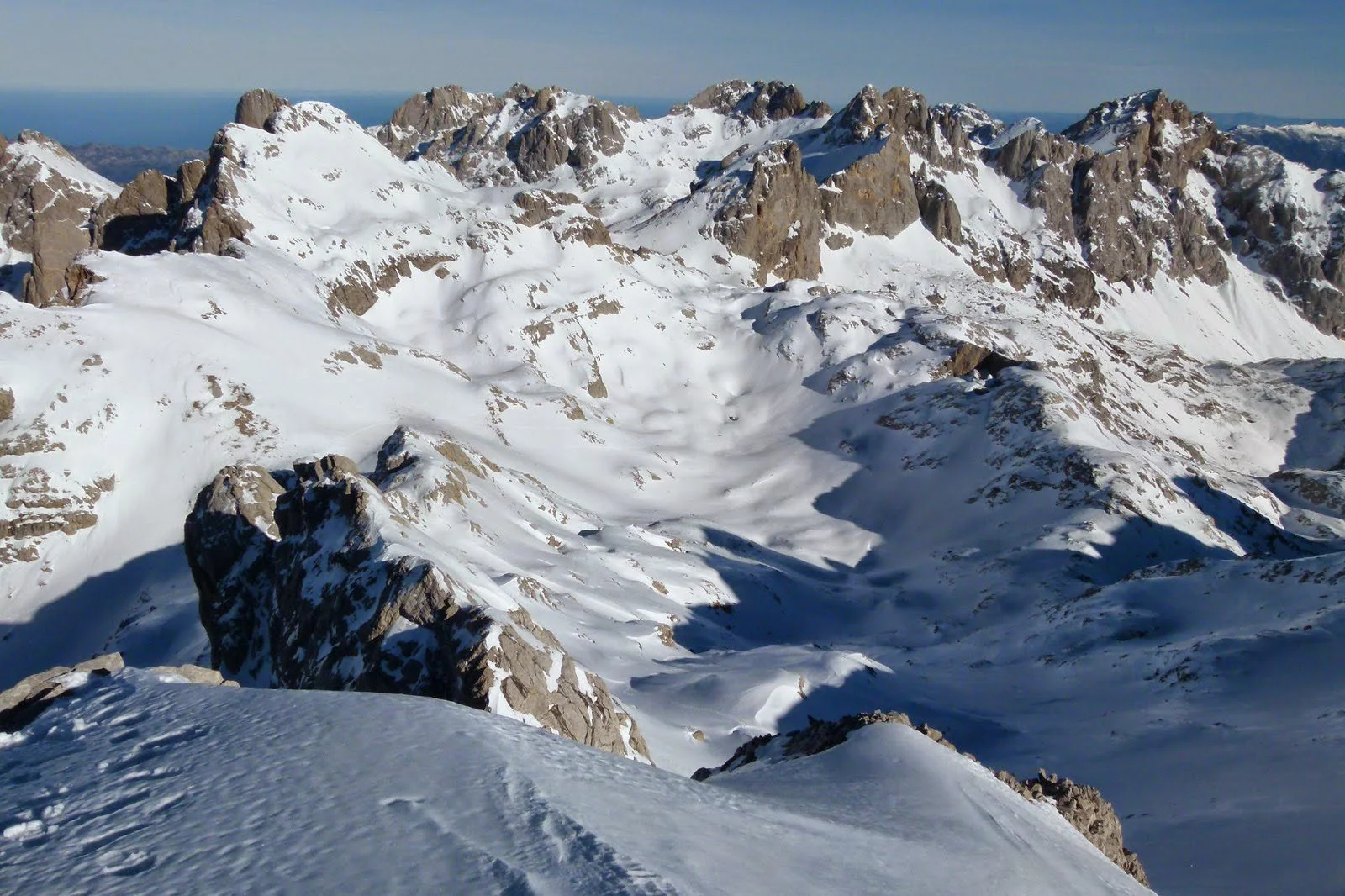 Gafas de esquí en el pico de la montaña