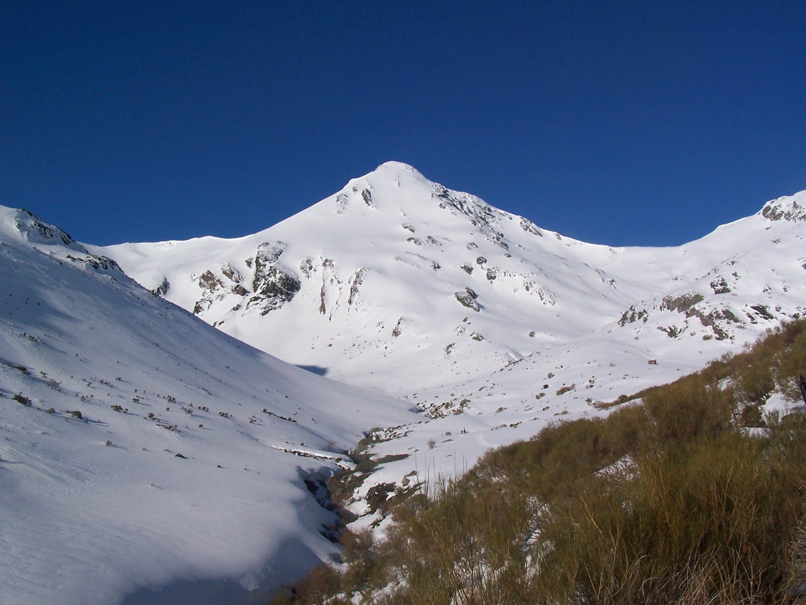 Esquí de montaña en la Cordillera Cantábrica. Pico Murcia y Tres Provincias.