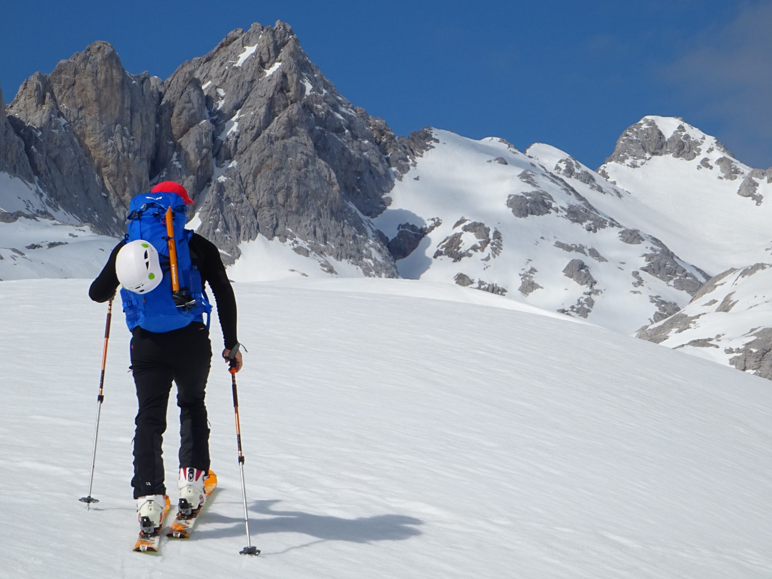 Travesía con esquís de montaña al Macizo Central de los Picos de Europa