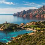 Córcega, montañas por el Mar Mediterráneo