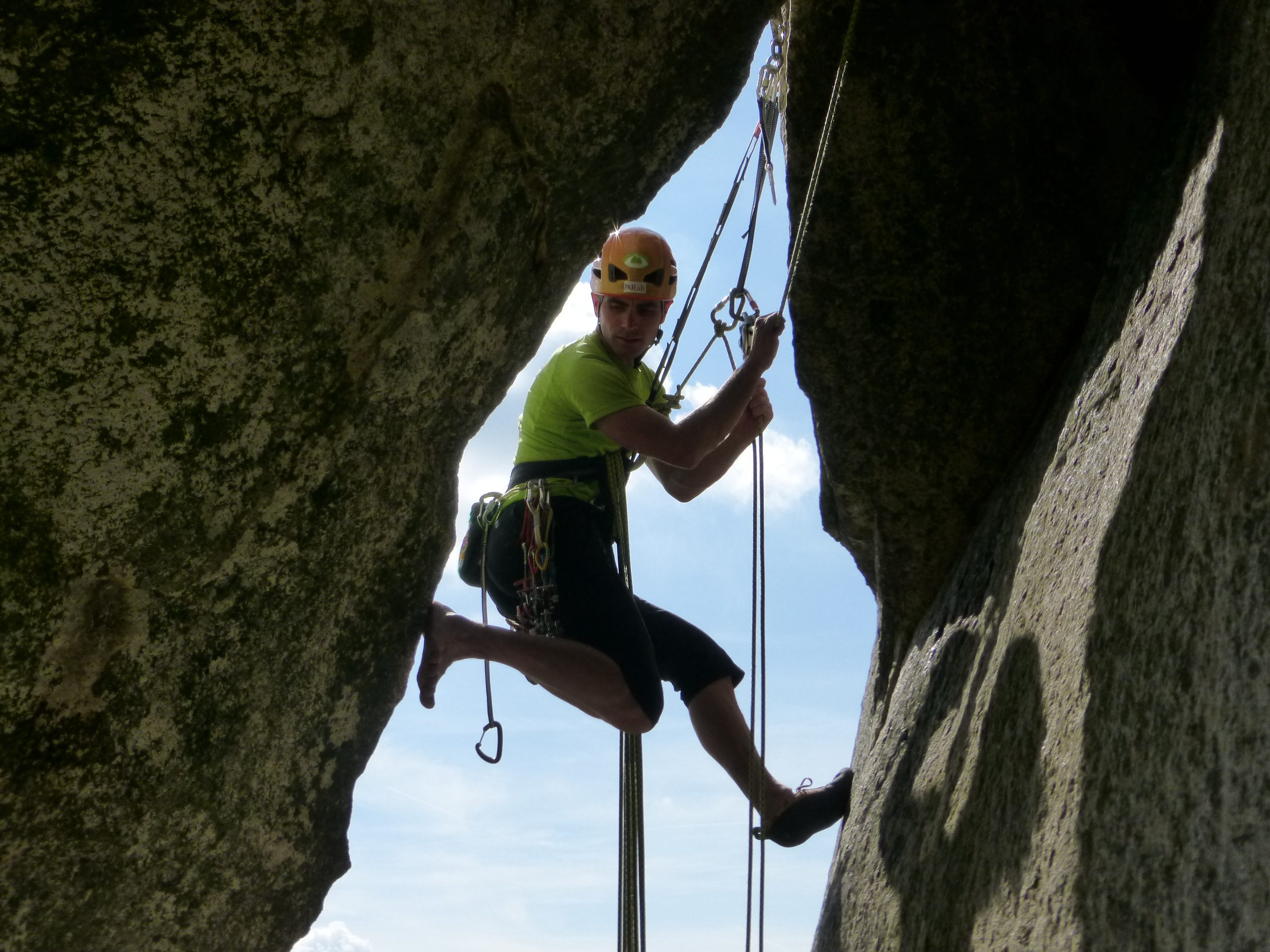 Curso de escalada en roca, nivel 4 (fisuras, diedros y chimeneas). Cataluña
