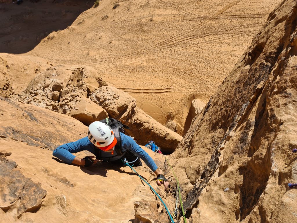 Escalada en roca en el desierto del Wadi Rum de Jordania