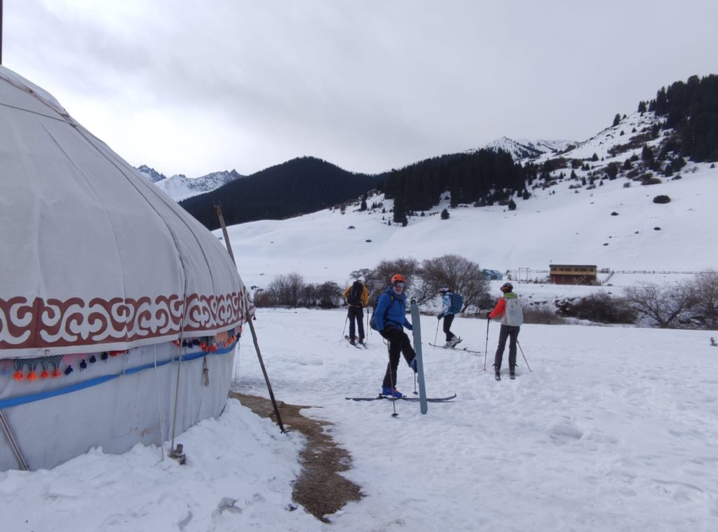 Campamentos de yurtas en el viaje de esquí de montaña de Kirguistán