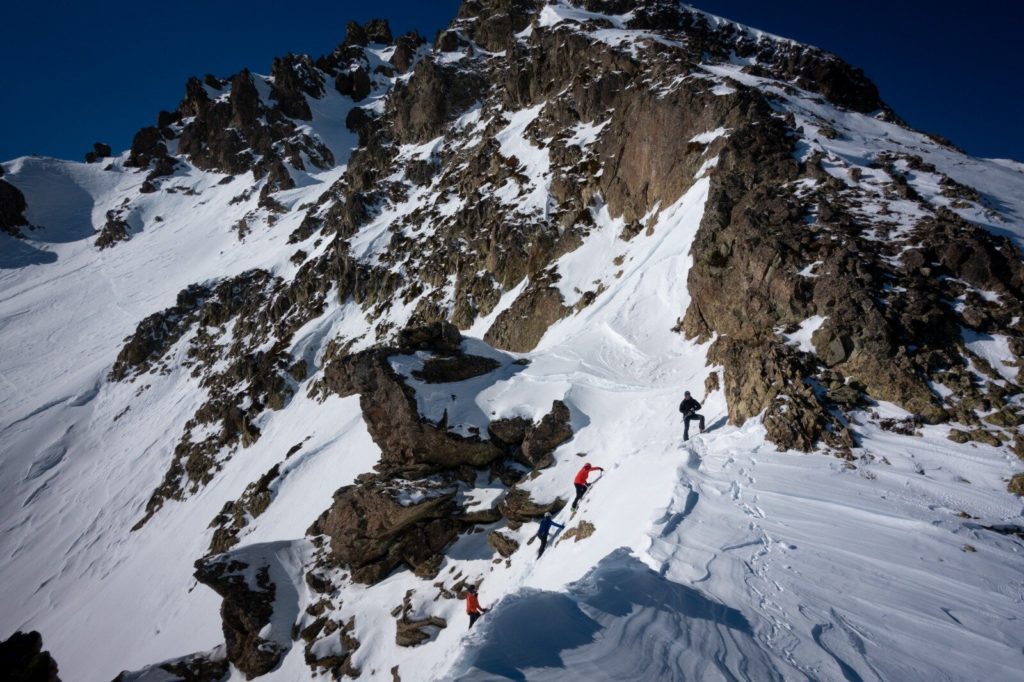 Ascensión con crampones en un curso de esquí de montaña