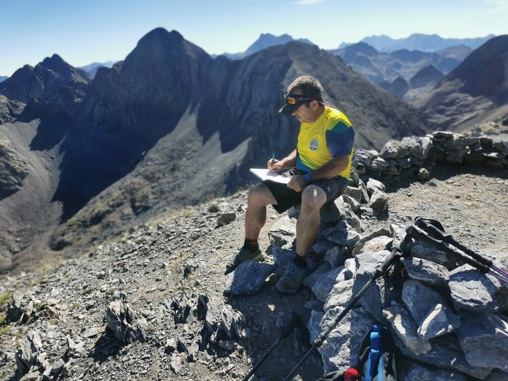 David Gómez Alandi, guía de Muntania Outdoors, disfrutando de 2 de sus pasiones: montaña y acuarelas.