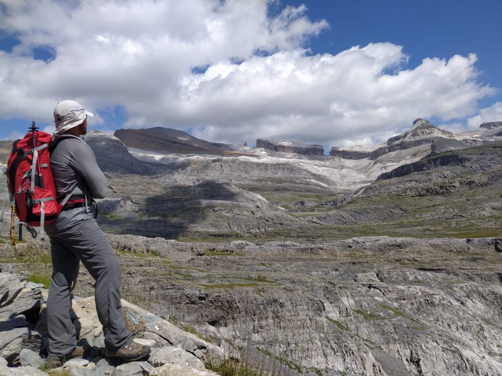 El guía Rodrigo Fernández admirando la belleza de Ordesa en un viaje de montaña