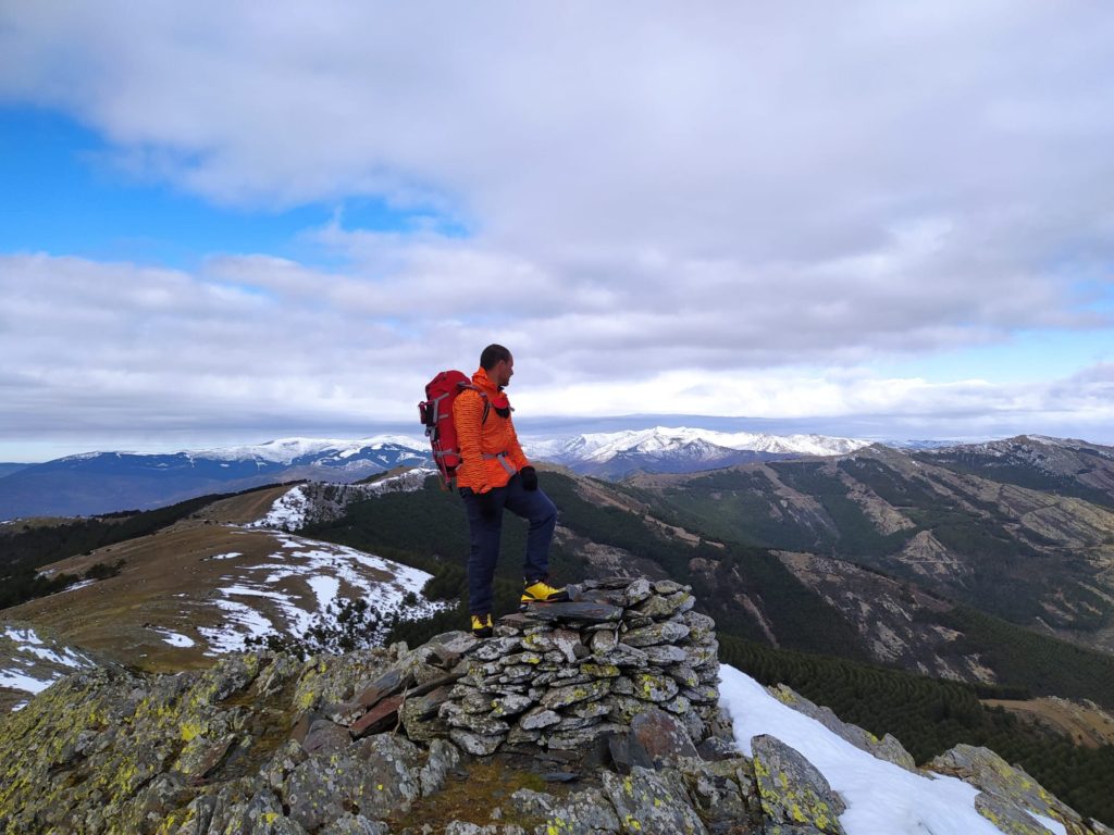 El guía de Muntania Rodrigo Fernández en un viaje de montaña en condiciones invernales