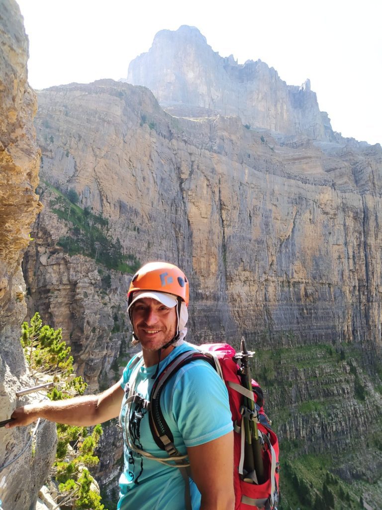 El guía de montaña Rodrigo Fernández en Ordesa guiando un viaje de montaña de Muntania Outdoors
