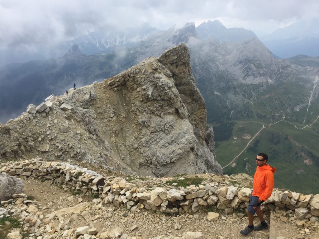 Lorenzo guiando un viaje de senderismo en Dolomitas