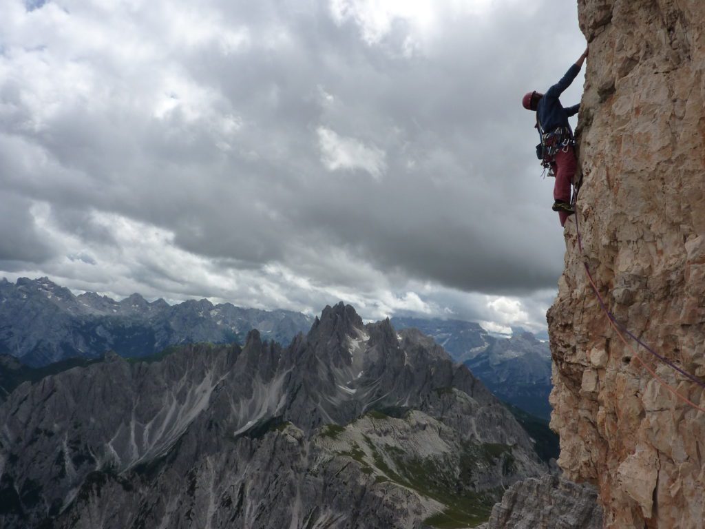 Un escalador de roca en Dolomitas