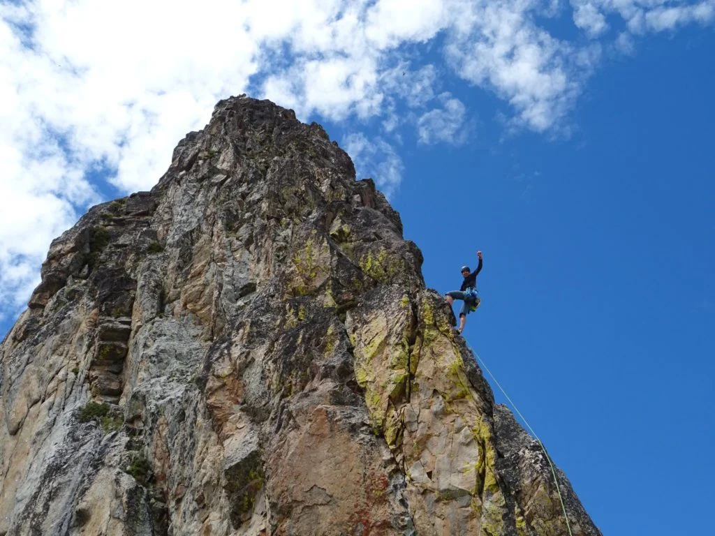 Un escalador escala una cresta 