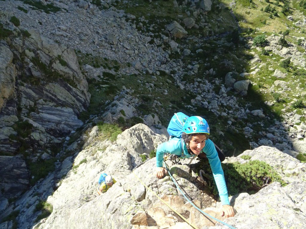 Una escaladora progresa en una pared de roca