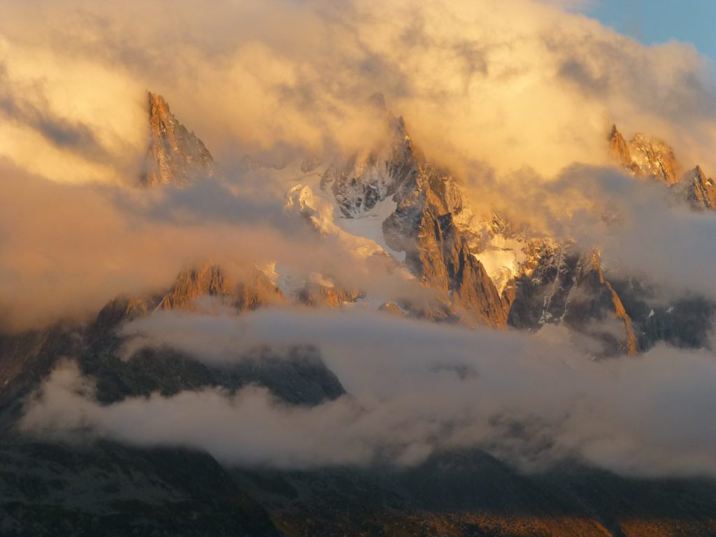 Montañas y glaciares del Macizo del Mont Blanc al atardecer
