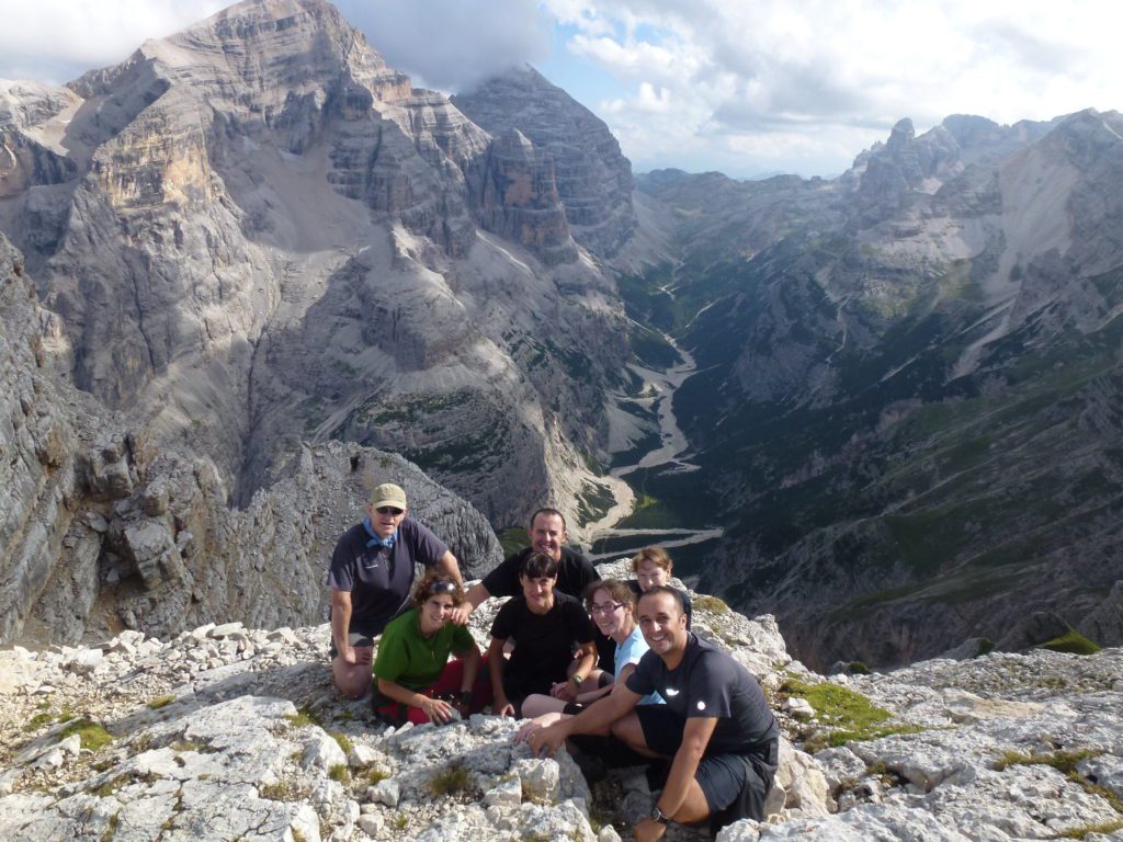 Grupo de montañeros en un trekking de los Alpes
