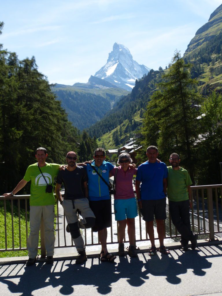 El guía de montaña Íñigo Ayyllón junto a un grupo de clientes de Muntania en Zermatt
