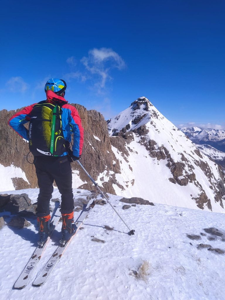 El guía de montaña Íñigo Ayllón en una misión invernal