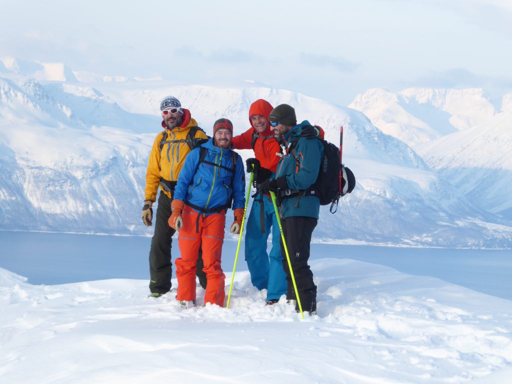Grupo de esquiadores en los fiordos de Noruega en invierno