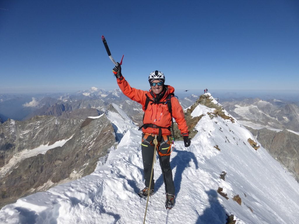 Un alpinista de camino a la cima del Matterhorn