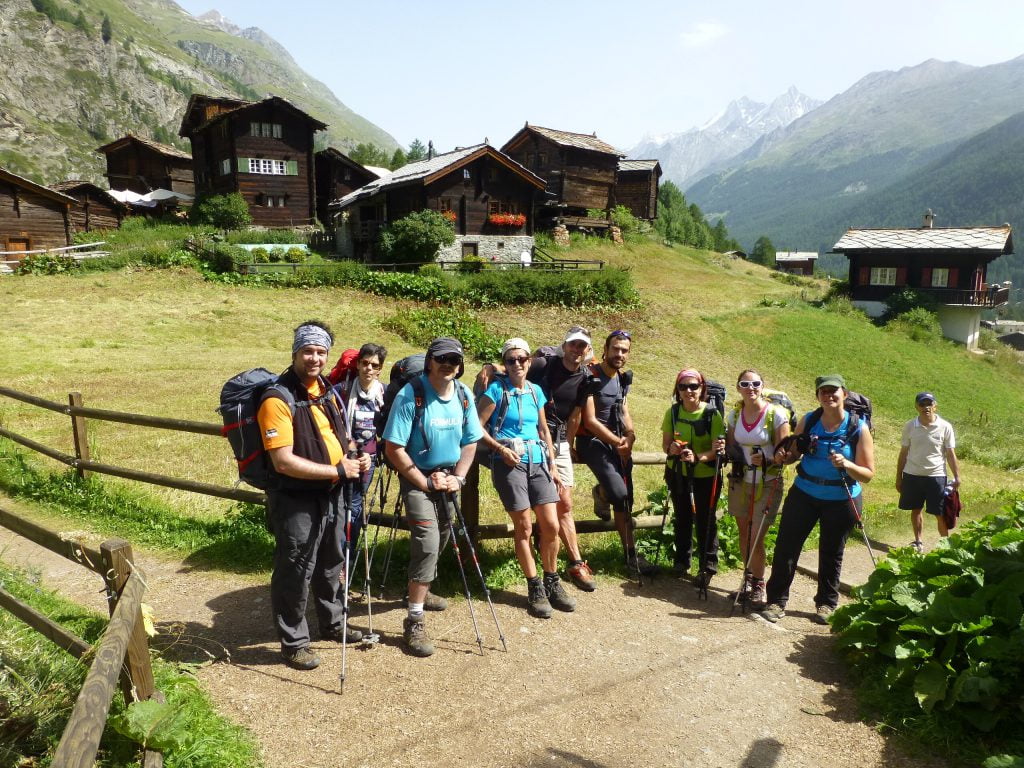 Grupo de senderistas en la zona de Zermatt / Matterhorn