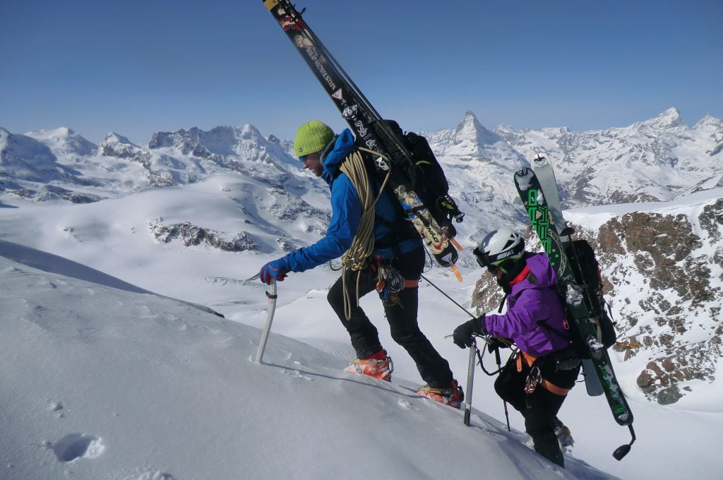 Esquí-alpinismo en los Alpes con el Matterhorn al fondo