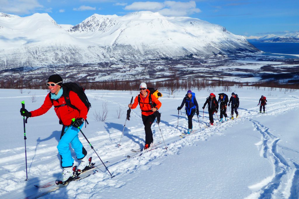 Grupo de esquiadores de montaña en Noruega