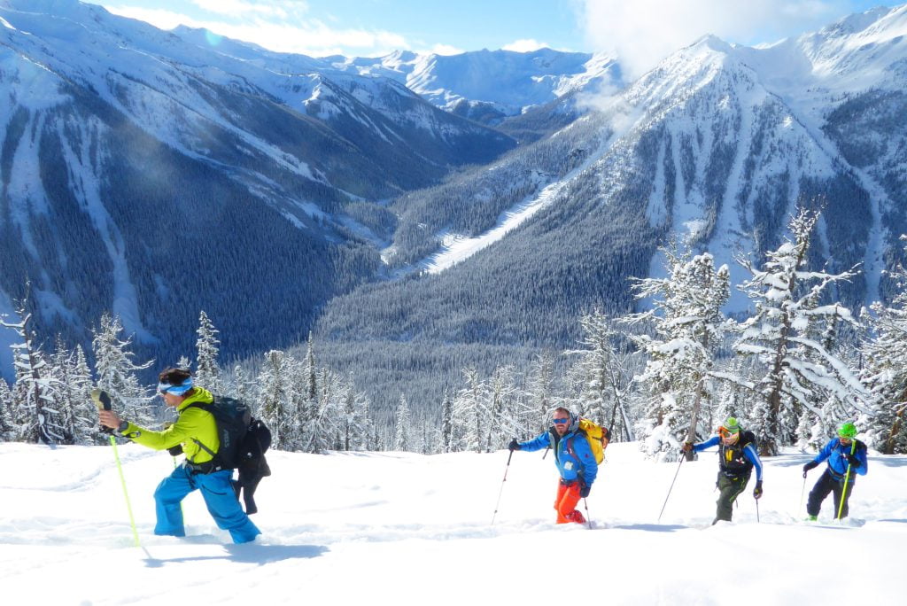 Esquiadores de montaña progresando en nieve virgen