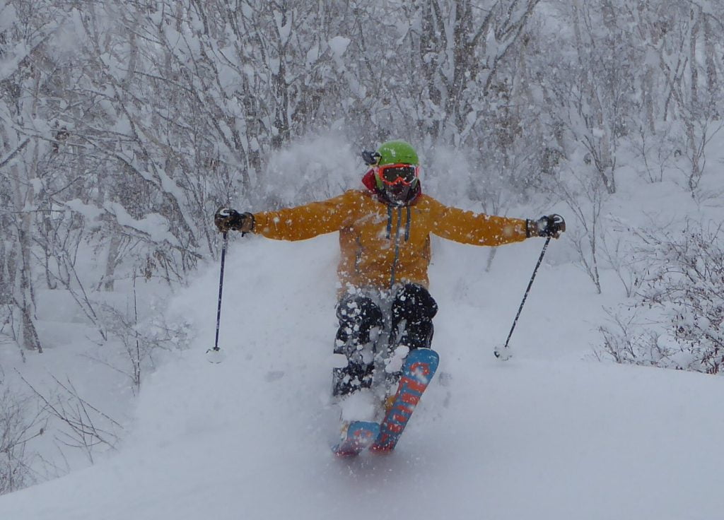 Esquiador disfrutando de nieve virgen en Japón