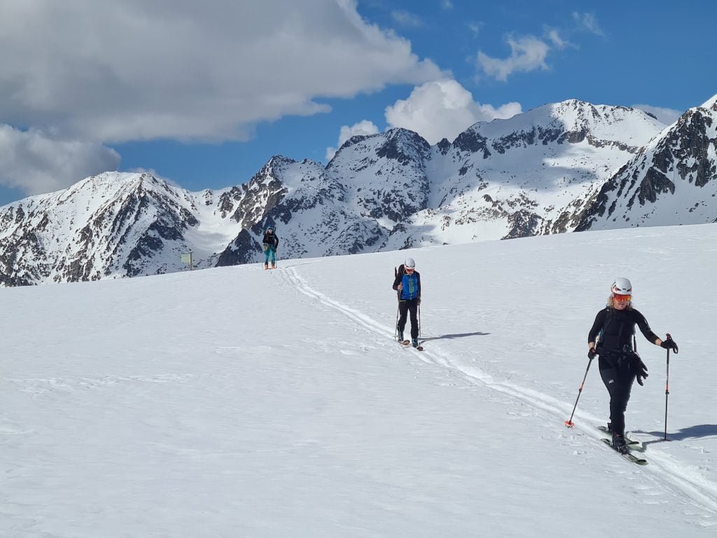 Grupo de esquiadores de montaña en Carros de Foc