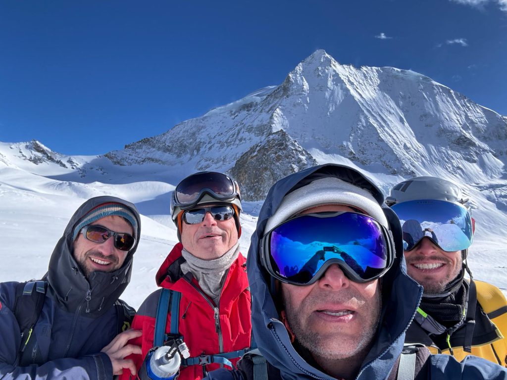 Un grupo de esquiadores de montaña de Muntania en la Chamonix Zermatt