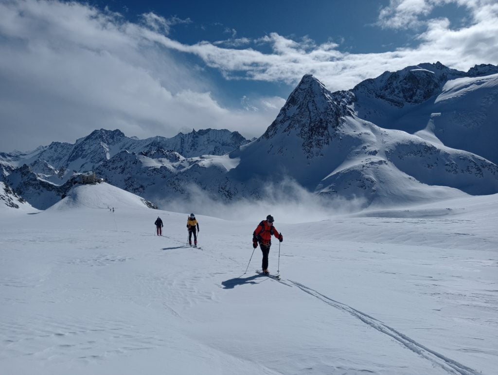 Esquiadores en la Chamonix-Zermatt